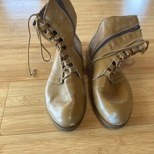 Stylish Tan Leather Women's Boots